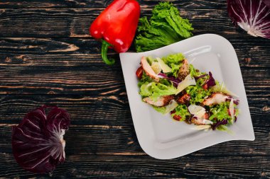 Sezar salata tavuk. Üstten Görünüm. Ahşap bir arka plan üzerinde. Kopya alanı.