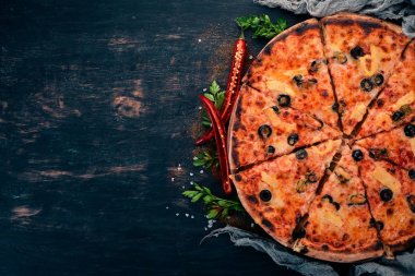 Deniz ürünleri ve peynir pizza. Üstten Görünüm. Ahşap bir arka plan üzerinde. Kopya alanı.