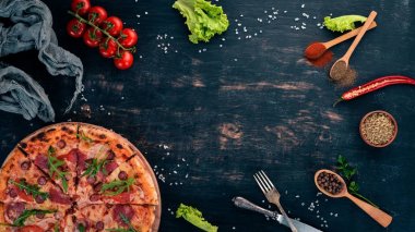 Pizza Sucuk Salam ve mozzarellalı. Üstten Görünüm. Ahşap bir arka plan üzerinde. Kopya alanı.
