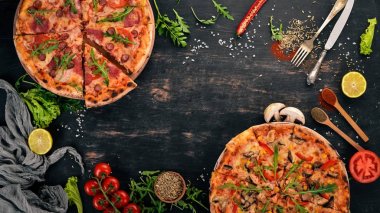 Tavuk ve mantar pizza. Üstten Görünüm. Ahşap bir arka plan üzerinde. Kopya alanı.