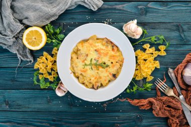 Farfalle makarna peynir ve mantar ile. Ahşap bir arka plan üzerinde. Üstten Görünüm. Kopya alanı.