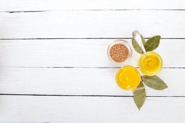 Hardal sosu. Baharat beyaz ahşap zemin üzerinde. Üstten Görünüm. Metniniz için kopya alanı.