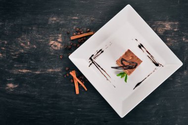 Tatlı. Pasta Spartak. Ahşap bir arka plan üzerinde. Üstten Görünüm. Kopya alanı.