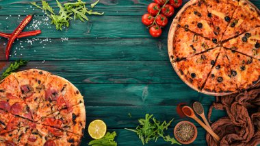 Pizza ayarlayın. İtalyan mutfağı. Üstten Görünüm. Ahşap bir arka plan üzerinde. Kopya alanı.