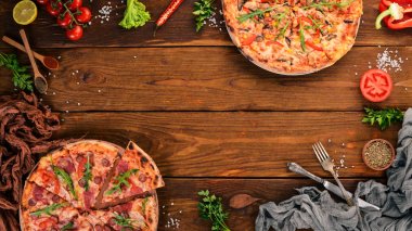 Pizza ayarlayın. İtalyan mutfağı. Üstten Görünüm. Ahşap bir arka plan üzerinde. Kopya alanı.