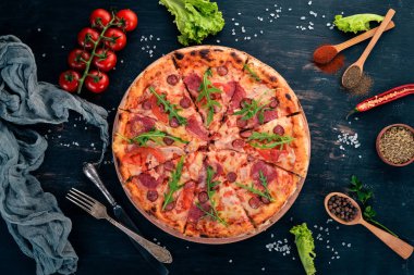 Pizza Sucuk Salam ve mozzarellalı. Üstten Görünüm. Ahşap bir arka plan üzerinde. Kopya alanı.