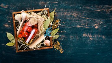 Bir kavanoz içinde Marine kiraz domates. Gıda stokları. Üstten Görünüm. Ahşap bir arka plan üzerinde. Kopya alanı.