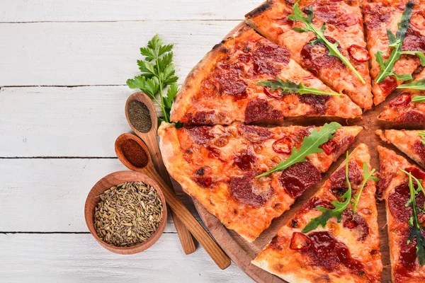 칠리와 살라미 피자입니다 최고의 있습니다 — 스톡 사진