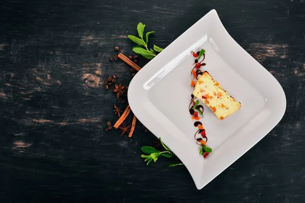 Peynir puding meyve ile. Ahşap bir arka plan üzerinde. Üstten Görünüm. Kopya alanı.