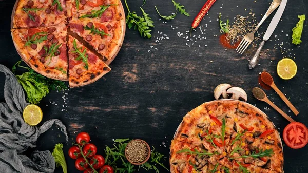 Tavuk ve mantar pizza. Üstten Görünüm. Ahşap bir arka plan üzerinde. Kopya alanı.