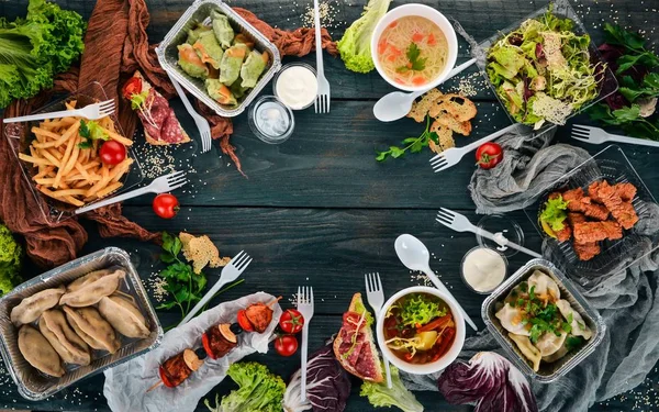 Essen Lunchboxen Lieferung Von Essen Ukrainische Küche Auf Einem Hölzernen — Stockfoto