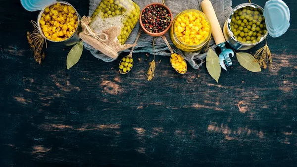 Gemarineerde Erwten Maïs Een Pot Voorraden Van Voedsel Bovenaanzicht Een — Stockfoto