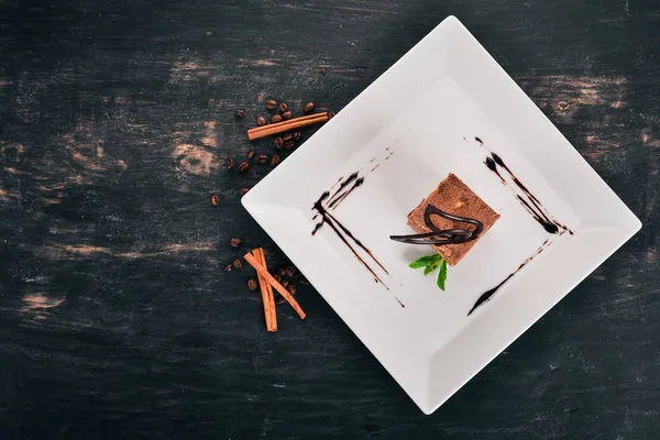 Tatlı. Pasta Spartak. Ahşap bir arka plan üzerinde. Üstten Görünüm. Kopya alanı.