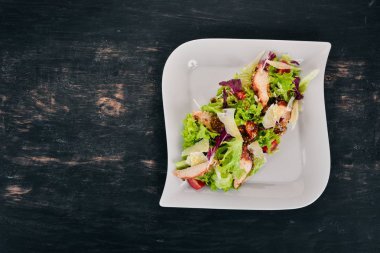 Sezar salata tavuk. Üstten Görünüm. Ahşap bir arka plan üzerinde. Kopya alanı.