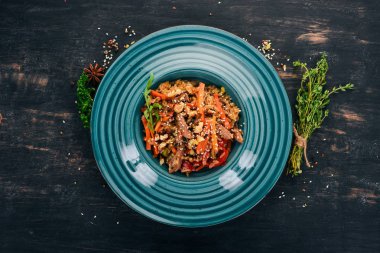 Risotto ile Dana eti ve sebze. Ahşap bir arka plan üzerinde. Çin mutfağı. Üstten Görünüm. Kopya alanı.