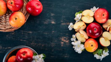 Çiçek ve yaprakları taze kırmızı elma. Ahşap bir arka plan üzerinde. Üstten Görünüm. Kopya alanı.