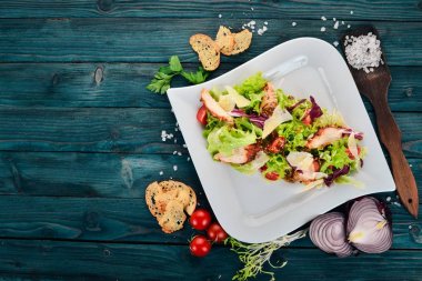 Sezar salata tavuk. Üstten Görünüm. Ahşap bir arka plan üzerinde. Kopya alanı.