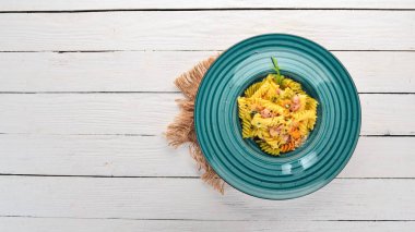 Carbonara pastırma ile makarna. Ahşap bir arka plan üzerinde. İtalyan mutfağı. Üstten Görünüm. Kopya alanı.