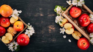 Taze elma ahşap sepet içinde. Ahşap bir arka plan üzerinde. Üstten Görünüm. Kopya alanı.