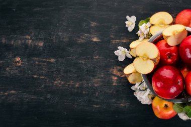 Çiçek ve yaprakları taze kırmızı elma. Ahşap bir arka plan üzerinde. Üstten Görünüm. Kopya alanı.