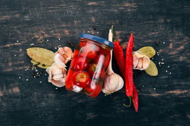 Bir kavanoz içinde Marine chili biber. Gıda stokları. Üstten Görünüm. Ahşap bir arka plan üzerinde. Kopya alanı.