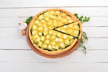 Güveç ıspanak ve peynir. Ahşap bir arka plan üzerinde. Üstten Görünüm. Kopya alanı