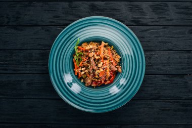 Risotto ile Dana eti ve sebze. Ahşap bir arka plan üzerinde. Çin mutfağı. Üstten Görünüm. Kopya alanı.