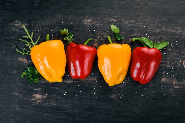 Свежий болгарский перец. Паприка. На деревянном фоне. Вид сверху. Копирование пространства
.