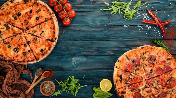 Pizza Cocina Italiana Vista Superior Sobre Fondo Madera Copiar Espacio — Foto de Stock