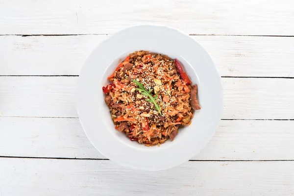 Risotto Met Kalfsvlees Champignons Een Houten Achtergrond Bovenaanzicht Kopiëren Van — Stockfoto