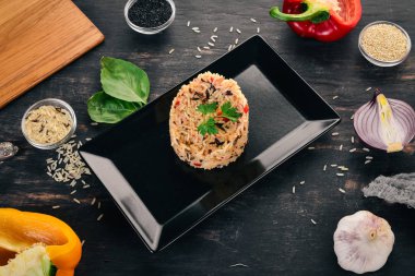 Sebzeli risotto. Ahşap bir arka plan üzerinde. Üstten Görünüm. Kopya alanı.