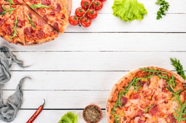 Pizza ayarlayın. İtalyan mutfağı. Üstten Görünüm. Ahşap bir arka plan üzerinde. Kopya alanı.