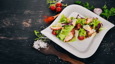 Sezar salata tavuk. Üstten Görünüm. Ahşap bir arka plan üzerinde. Kopya alanı.