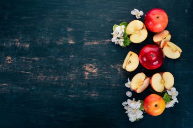Çiçek ve yaprakları taze kırmızı elma. Ahşap bir arka plan üzerinde. Üstten Görünüm. Kopya alanı.