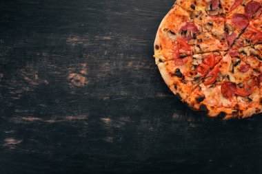 Pizza appetito. Tavuk fileto, pastırma, kırmızı biber. Üstten Görünüm. Ahşap bir arka plan üzerinde. Kopya alanı.