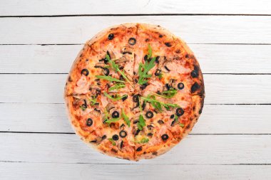 Pizza capricciosa. Mozzarella peyniri, jambon, mantar, zeytin. Üstten Görünüm. Ahşap bir arka plan üzerinde. Kopya alanı.