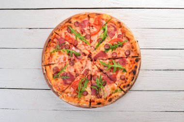 Pizza Sucuk Salam ve mozzarellalı. Üstten Görünüm. Ahşap bir arka plan üzerinde. Kopya alanı.