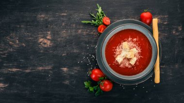 Parmesan peynirli domates çorbası. Ahşap bir arka plan üzerinde. Üstten Görünüm. Kopya alanı.