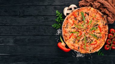 Tavuk ve mantar pizza. Üstten Görünüm. Ahşap bir arka plan üzerinde. Kopya alanı.