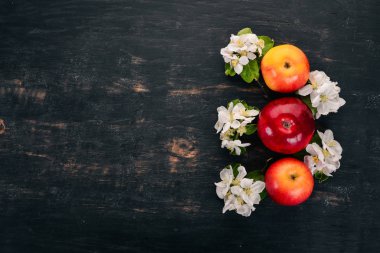 Çiçek ve yaprakları taze kırmızı elma. Ahşap bir arka plan üzerinde. Üstten Görünüm. Kopya alanı.