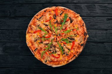 Tavuk ve mantar pizza. Üstten Görünüm. Ahşap bir arka plan üzerinde. Kopya alanı.