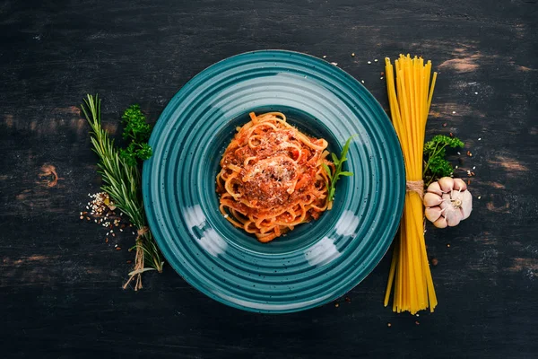 Linguine Pasta Com Tomate Fundo Madeira Cozinha Italiana Vista Superior — Fotografia de Stock