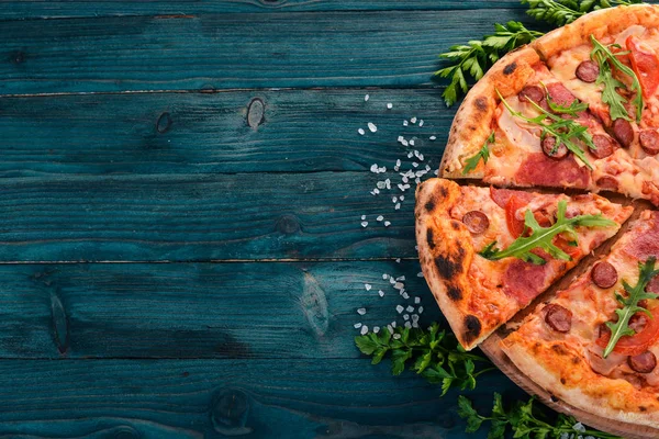 살라미 소시지와 피자입니다 최고의 있습니다 — 스톡 사진