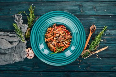 Risotto ile Dana eti ve sebze. Ahşap bir arka plan üzerinde. Çin mutfağı. Üstten Görünüm. Kopya alanı.