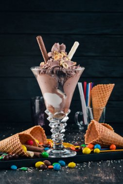 Fındıklı çikolatalı dondurma. Siyah ahşap arka plan üzerinde. Kopya alanı.