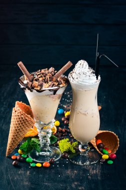 Dondurma ve milkshake. Siyah ahşap arka plan üzerinde. Kopya alanı.