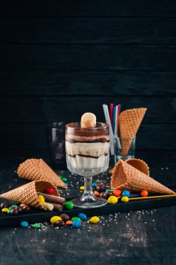 Tatlı tiramisu. Siyah ahşap arka plan üzerinde. Kopya alanı.