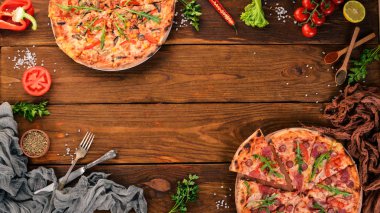 Pizza ayarlayın. İtalyan mutfağı. Üstten Görünüm. Ahşap bir arka plan üzerinde. Kopya alanı.