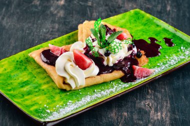 Krep çilek ve böğürtlen ile reçel. Siyah ahşap arka plan üzerinde. Kopya alanı.