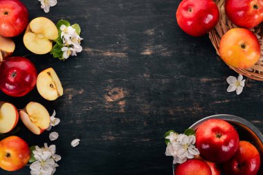 Çiçek ve yaprakları taze kırmızı elma. Ahşap bir arka plan üzerinde. Üstten Görünüm. Kopya alanı.